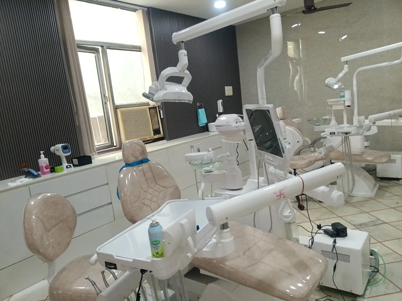 Dental chairs and treatment space at Dentoveda